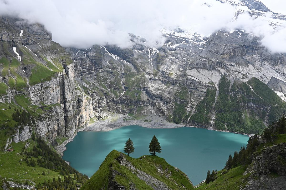 hikers Oeschinensee trail
