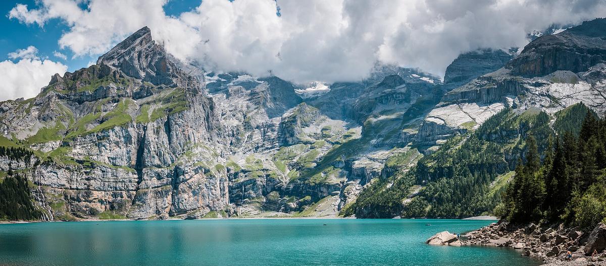 Oeschinensee turquoise mountain backdrop